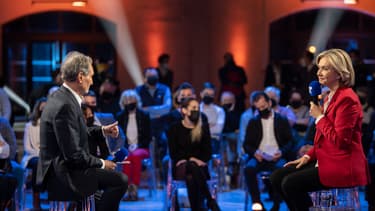 Valérie Pécresse participe à l'émission "La France dans les yeux", diffusée en direct depuis Uzerche (Corrèze), le 18 janvier 2022.