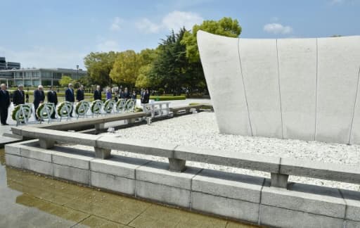 Les chefs de la diplomatie du G7 déposent des gerbes de fleurs devant le cénotaphe qui abrite les noms des victimes du bombardement atomique, le 11 avril 2016 à Hiroshima Les chefs de la diplomatie du G7 déposent des gerbes de fleurs devant le cénotaphe qui abrite les noms des victimes du bombardement atomique, le 11 avril 2016 à Hiroshima