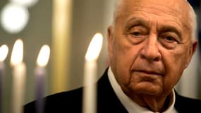 Ariel Sharon célèbre Hanukkah à Jérusalem le 27 décembre 2005, quelques semaines avant l'attaque qui l'a plongé dans le coma.