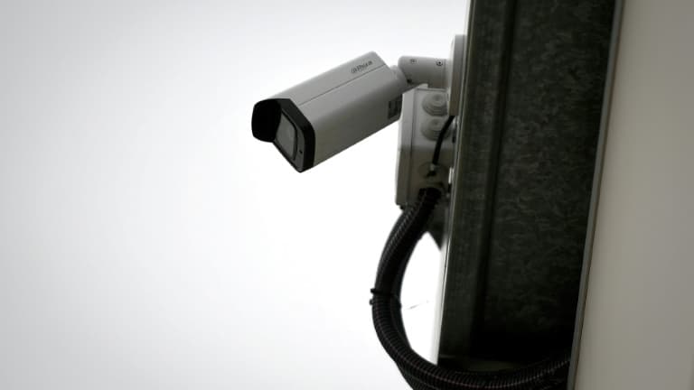 Une caméra de surveillance installée dans l'enceinte de la compagnie de transport C'Express, le 16 mars 2022 à Castelnau-d'Estrétefonds, près de Toulouse