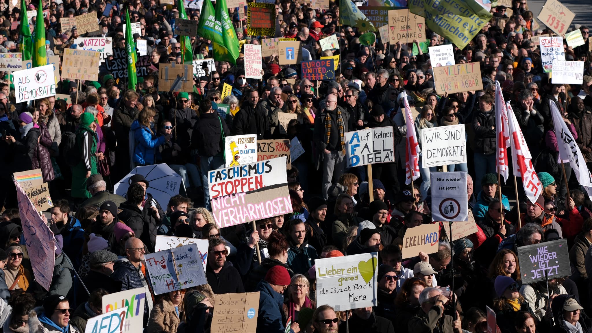 Des personnes participent à une manifestation contre l'extrême droite à la Theresienwiese, à Munich, en Allemagne, le 8 février 2025.
