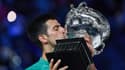 Novak Djokovic embrasse le trophée de l'Open d'Australie après son neuvième sacre