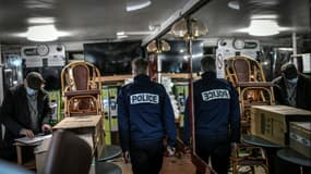 Un policier contrôle un bar à Paris le 3 février 2021, dans le cadre des mesures de restriction liées à la pandémie de Covid-19