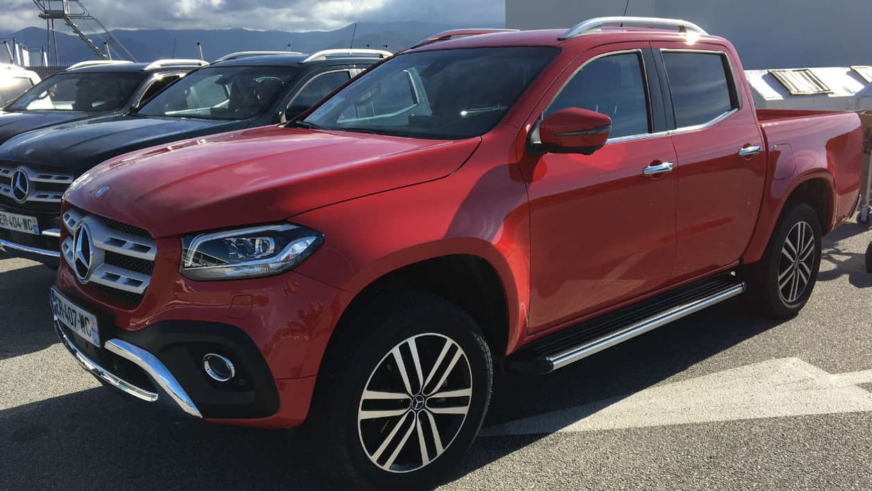 Le Classe X dispose d'une base de Nissan Navara, mais Mercedes est allé plus loin que Renault, qui a simplement rebadgé le pick-up Nissan. Le Classe X dispose d'une base de Nissan Navara, mais Mercedes est allé plus loin que Renault, qui a simplement rebadgé le pick-up Nissan.