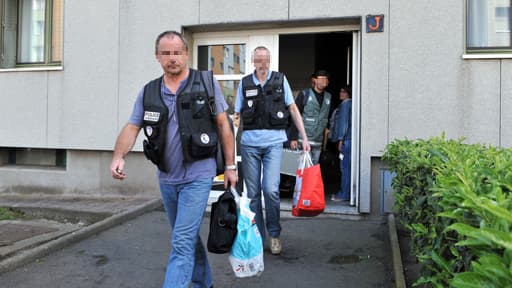 Les officiers de police quittant l'appartement où vivait la mère de Fiona, à Clermont-Ferrand.