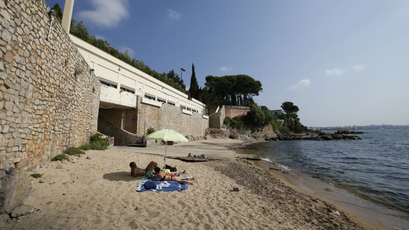 La plage publique de Mirandole qui borde la propriété de la famille royale saoudienne