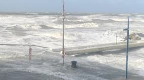 La digue de Wimereux (Pas-de-Calais) est submergée par les vagues - Témoins BFMTV