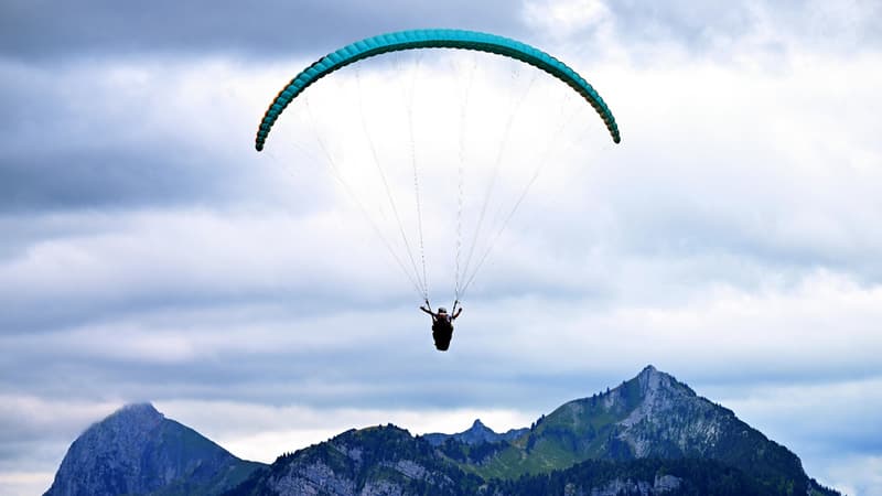 Un parapentiste dans les Alpes, en août 2023.