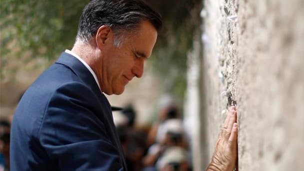 Le candidat républicain américain Mitt Romney devant le mur des Lamentations, le lieu le plus sacré du judaïsme, à Jérusalem. Le rival de Barack Obama à la présidentielle américaine a été reçu dimanche par le Premier ministre israélien Benjamin Netanyahu