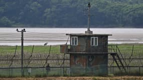 Un soldat sud-coréen patrouille à la frontière entre la Corée du Nord et la Corée du Sud, au niveau de la rivière Imjin, le 5 juin 2025.