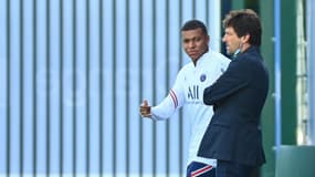 Kylian Mbappé et Leonardo à l'entraînement du PSG