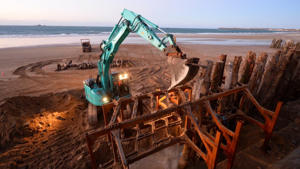 Des travaux de rénovation de la digue à Saint-Malo, le 22 novembre 2021. 