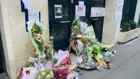 Des bouquets de fleurs devant le 17bis de la rue Erlanger.