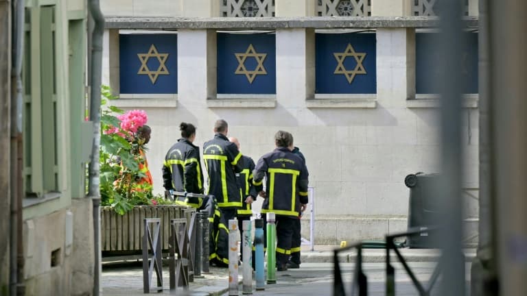 Des sapeurs-pompiers devant la synagogue de Rouen, le 17 mai 2024