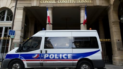Une camionnette de police devant le Conseil constitutionnel, le 23 décembre 2015 à Paris.