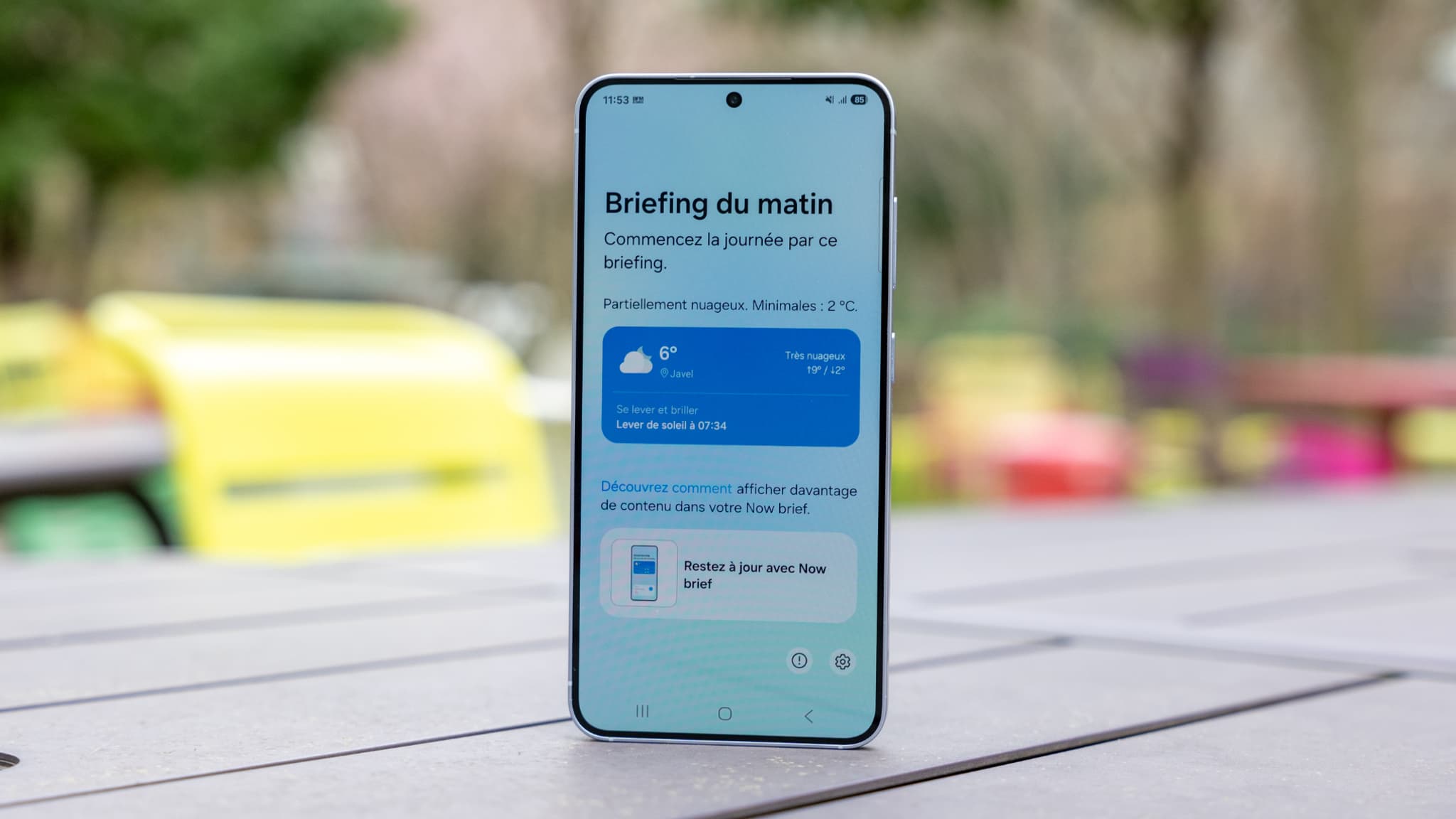 Le Now Brief fournit plusieurs informations, dont la météo.