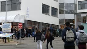 Les élèves reprennent les cours le 23 mars 2017 au lycée Saint-Joseph de Concarneau, dans le Finistère, au lendemain de l'attentat meurtrier de Londres