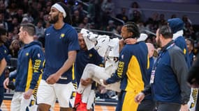 Tyrese Haliburton porté par ses coéquipiers lors du match Pacers-Celtics, le 8 janvier 2024.
