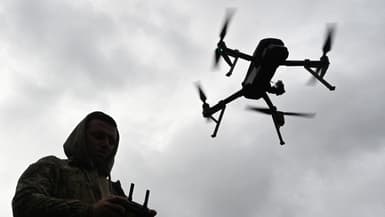 Un militaire ukrainien pilote un drone, à Kamianets-Podilskyi, dans la région de Khmelnytsky, le 5 octobre 2025