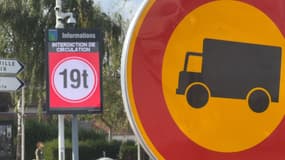 Des panneaux d'interdiction de circulation de camions à Moulineaux (Seine-Maritime).