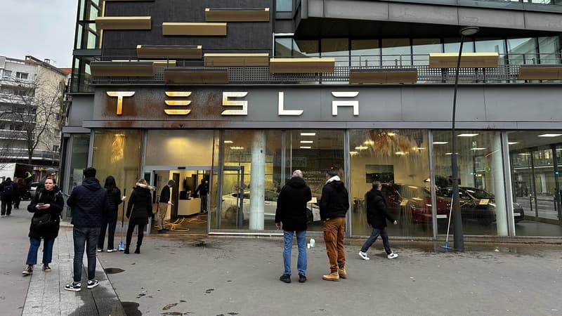 Le siège de Tesla à Saint-Ouen vandalisé, des traces marron découvertes sur la façade