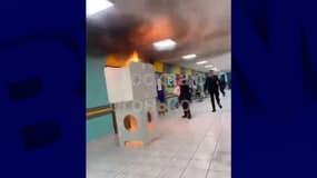 Un isoloir a été incendié ce vendredi 15 mars à Moscou.