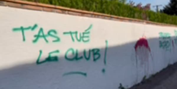 Les tags sur les murs de la maison de Roland Romeyer.