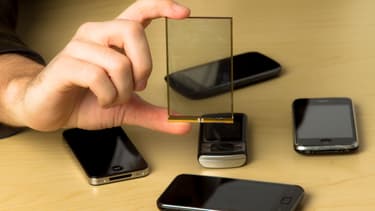 La technologie Wysips: un réseau de microlentilles assemblées sur une mince couche photovoltaïque qui peut être intégrée sur ou sous l’écran tactile.