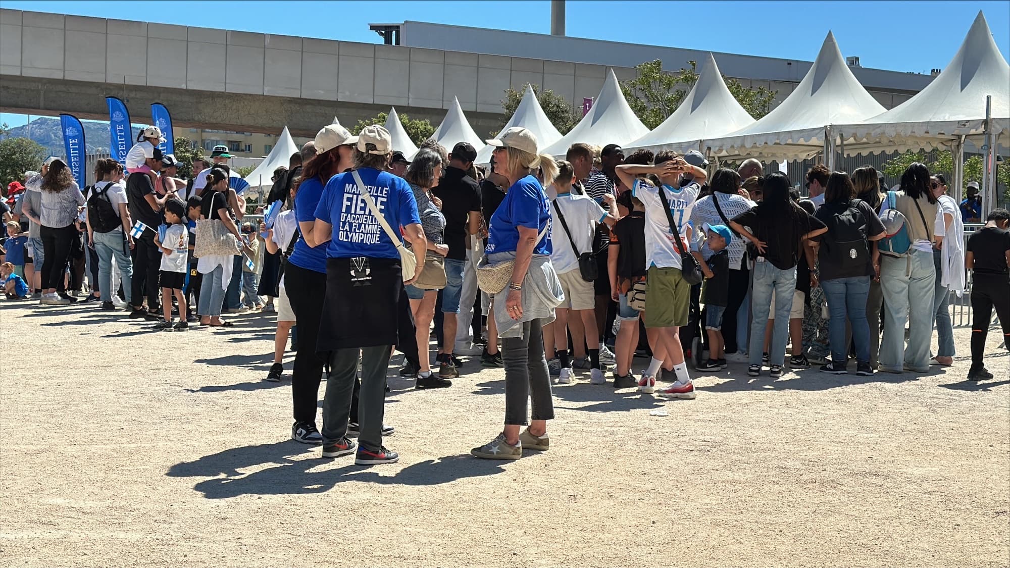 Des spectateurs autour du Vélodrome de Marseille, le 9 mai 2024, à l'occasion du relais de la flamme olympique
