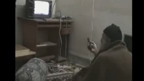 Oussama ben Laden filmé en train de visionner des sujets télévisés parlant de lui.