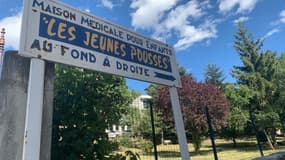 L'ancienne maison médicale des Jeunes Pousses, située à deux pas du commissariat de Briançon, est squattée par des militants d'extrême-gauche.