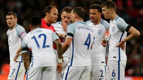 Vardy et Drinkwater en discussions avec un arbitre