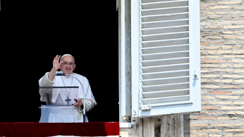 Le pape François s'adresse à la foule depuis la fenêtre du palais apostolique donnant sur la place Saint-Pierre pendant la prière de l'Angélus au Vatican le 18 juin 2023.