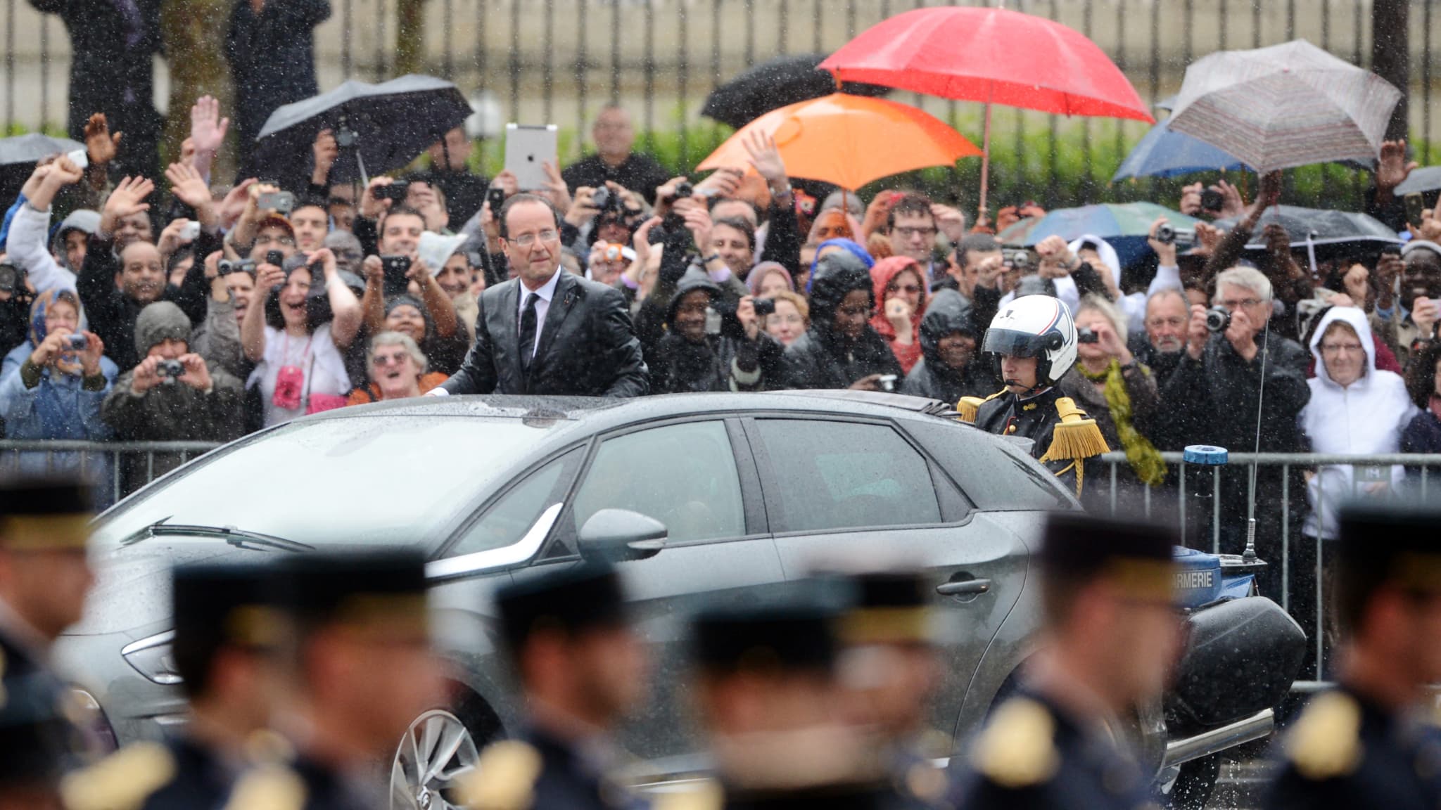 François Hollande dans la DS5 hybride un jour de pluie François Hollande dans la DS5 hybride un jour de pluie