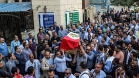 Des Egyptiens transportent le cercueil d'un policier mort lors des combats, le 21 octobre 2017 au Caire. 