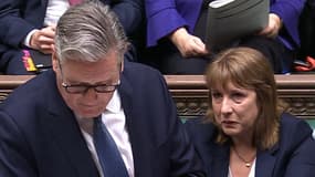 Dans cette capture d'écran vidéo tirée d'images diffusées par l'Unité d'enregistrement parlementaire britannique (PRU) via le site Web de Parliament TV le 2 juillet 2025, la chancelière de l'Échiquier britannique Rachel Reeves apparaît en larmes lors de la séance de questions au Premier ministre (PMQ) à la Chambre des communes.