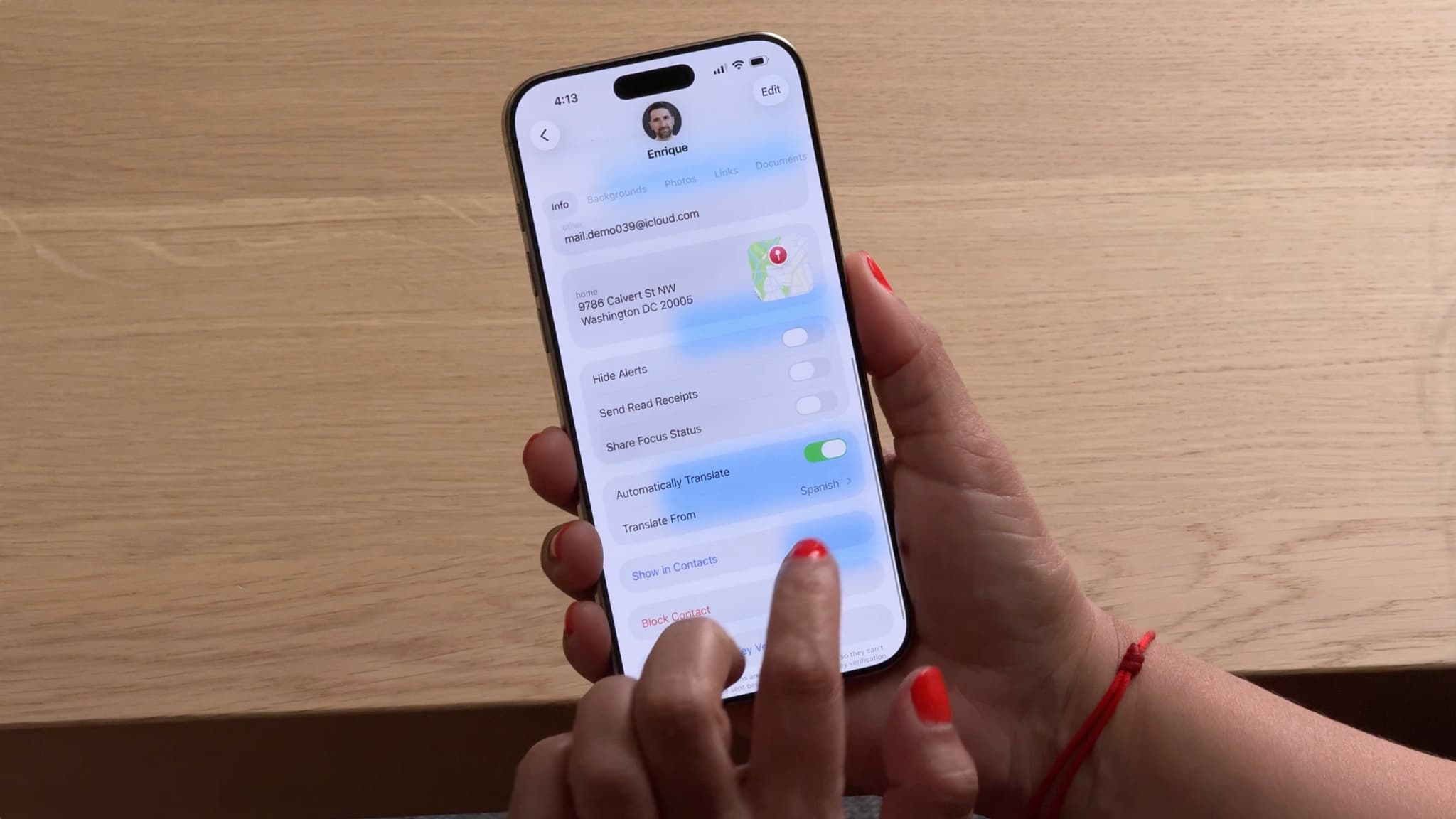 Vous pouvez indiquer dans la fiche de votre contact en quelle langue lui écrire ou lui parler
