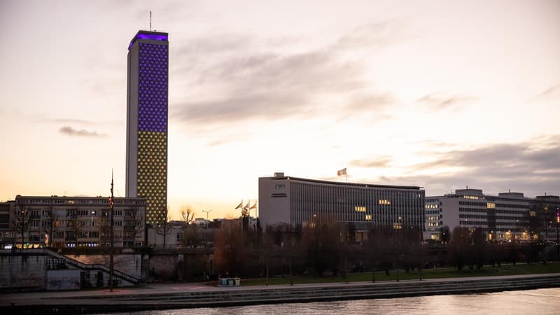 La Tour des Archives de Seine-Maritime, à Rouen, aux couleurs de l'Ukraine.