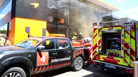 Les pompiers en pleine intervention dans le motorhome de l'écurie McLaren après le déclenchement d'un incendie, le 22 juin 2024