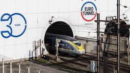 Un train Eurostar entre dans le tunnel sous la Manche, exploité par l'entreprise Eurotunnel, le 4 avril 2025. 
