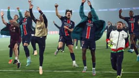 Vitinha et les Parisiens fêtent la qualification du PSG pour la finale de Ligue des champions, 7 mai 2025