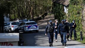 Des policiers aux abords de la maison de Bernard Tapie et son épouse Dominique, au lendemain du cambriolage où ils ont été violentés, dimanche 4 avril 2021