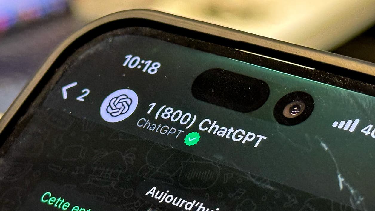 ChatGPT sur téléphone et sur Whatsapp.