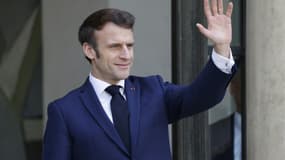 Le président Emmanuel Macron sur le perron de l'Elysée, le 9 mars 2022 à Paris