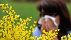 Une femme éternue avec l'arrivée des pollens (illustration)