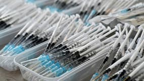 Des seringues destinées à la formation à la vaccination de bénévoles, à Londres le 30 janvier 2021