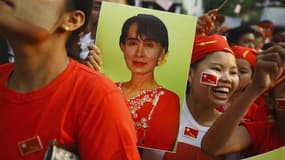 Partisans d'Aung San Suu Kyi à Rangoun. La formation de l'opposante birmane, la Ligue nationale pour la démocratie (LND), a revendiqué lundi la victoire dans la totalité des 44 sièges où elle avait présenté des candidats aux élections législatives partiel