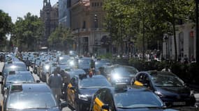 À Barcelone, des centaines de taxis occupent la Gran Via, l'une des principales artères de la ville. 