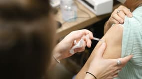 Une femme reçoit une dose de vaccin contre le Covid-19 dans une pharmacie d'Ajaccio, le 5 octobre 2023.