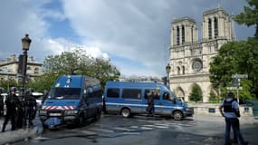 Les forces de l'ordre devant l'église de Notre-Dame de Paris, après l'attaque le 6 juin 2017.